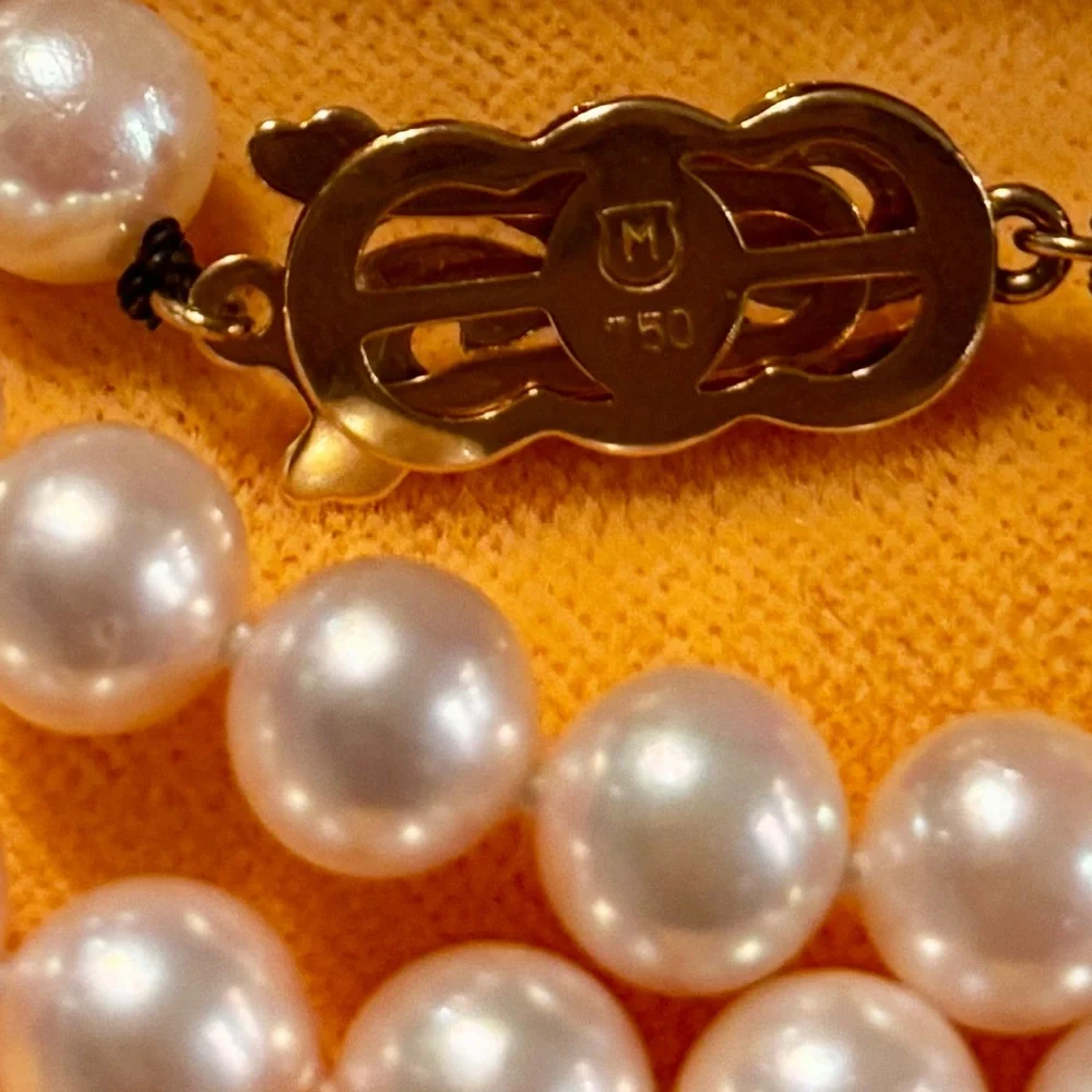 - 20” Mikimoto Akoya Pearl Necklace with Iconic 18k Gold Clasp - Picture 3 of 3